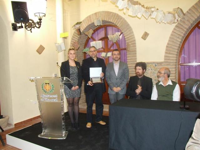 L'escriptor Joan Gar rep el premi del Certamen Literari Ciutat de Vila-real