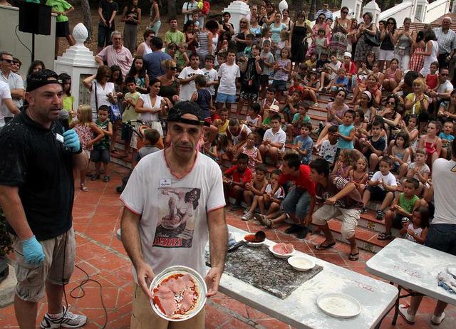 Prop de 250 xiquets omplin el Termet de la Mare de Du de Grcia de Vila-real per a aprendre a preparar pizza