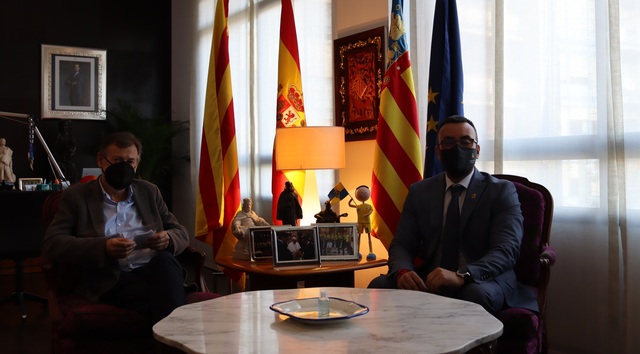 Reunin del alcalde con el director general de FP, Manuel Gomicia