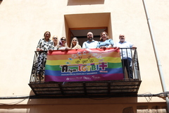 Pancarta del Da del orgullo LGTBI+ en la Casa dels Mundina