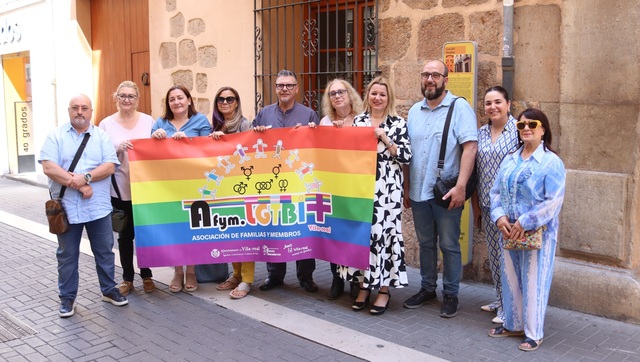 Pancarta del Da del orgullo LGTBI+ en la Casa dels Mundina_1