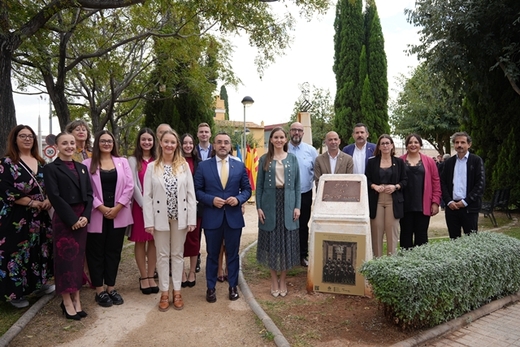 Inauguracin de la pieza cermica en el jardn del Pas Valenci que representa el Bra Reial de les Corts Valencianes 