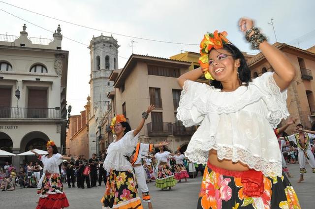 Vila-real recibe los bailes tradicionales del XXIV Festival Internacional de Danses