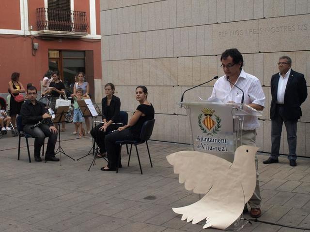 Una solta de coloms i una lectura de poemes commemoren a Vila-real el Dia Internacional de la Pau _2